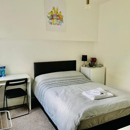 305 High Town Road Hostel ลูตัน ภายนอก รูปภาพ
