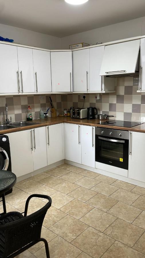 305 High Town Road Hostel ลูตัน ภายนอก รูปภาพ