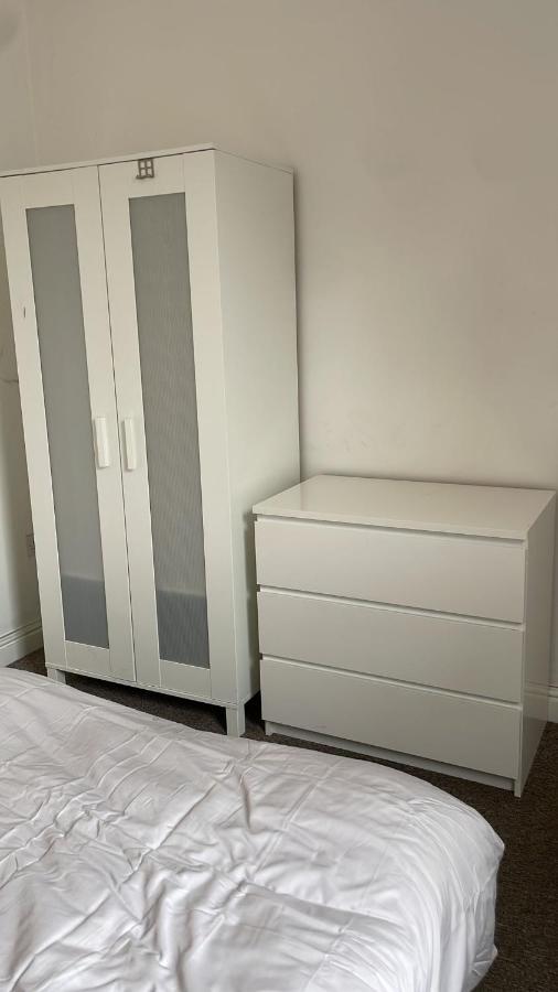 305 High Town Road Hostel ลูตัน ภายนอก รูปภาพ