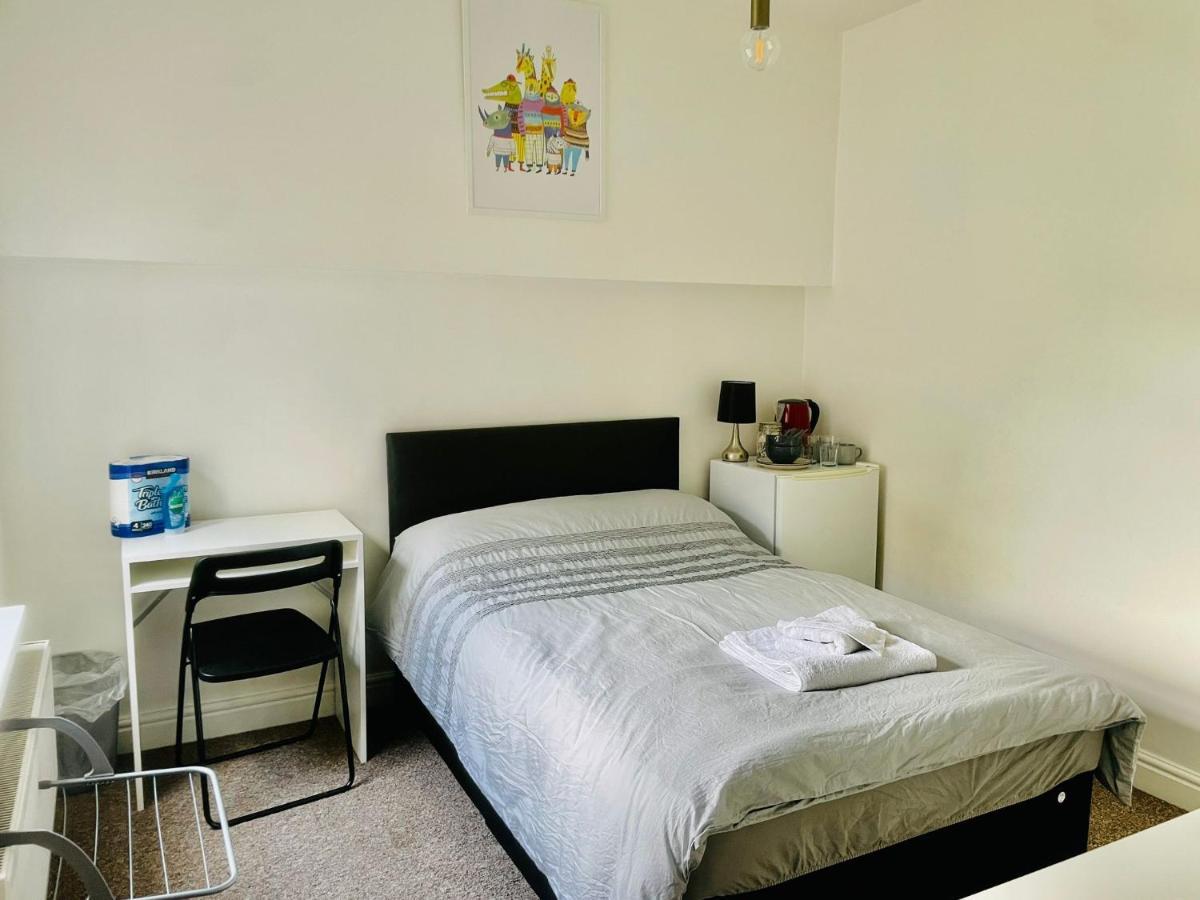 305 High Town Road Hostel ลูตัน ภายนอก รูปภาพ