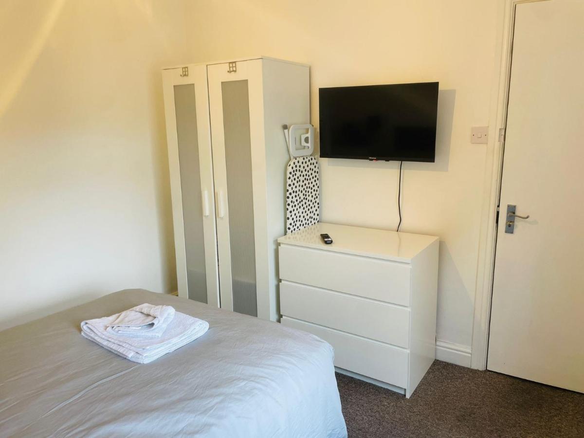 305 High Town Road Hostel ลูตัน ภายนอก รูปภาพ